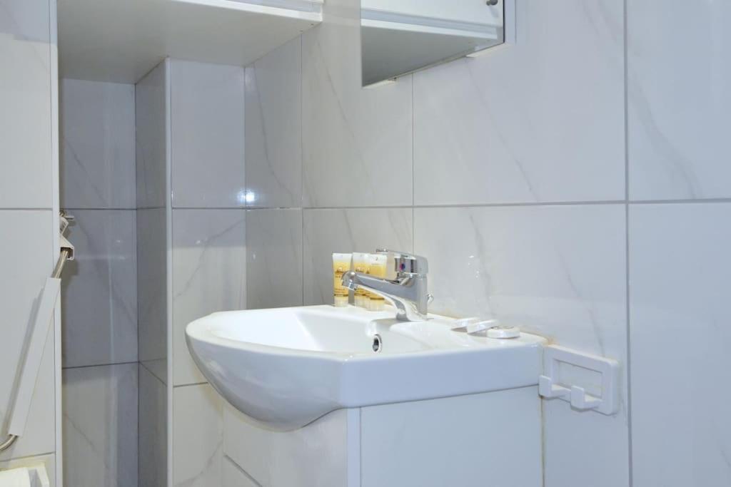 Minimal Apartment At The Foot Of The Odeon Of ... Athens Ngoại thất bức ảnh